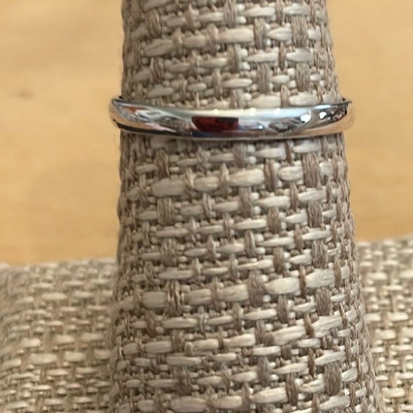 Size 9 Pretty Black Onyx and stamped Silver Ring - Picture 2 of 6